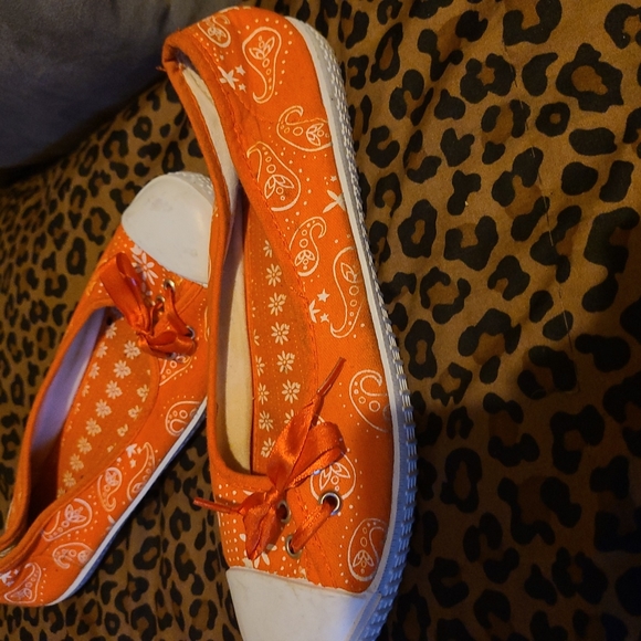 max collection orange w/white paisley sneakers - Picture 3 of 3